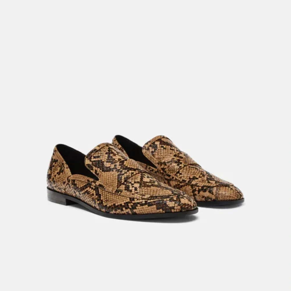 Snake-Print Pointed Toe Loafers - Brown